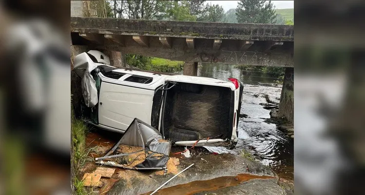 Caminhonete cai da ponte do Rio São Jorge, na estrada de Alagados, no interior de Ponta Grossa |