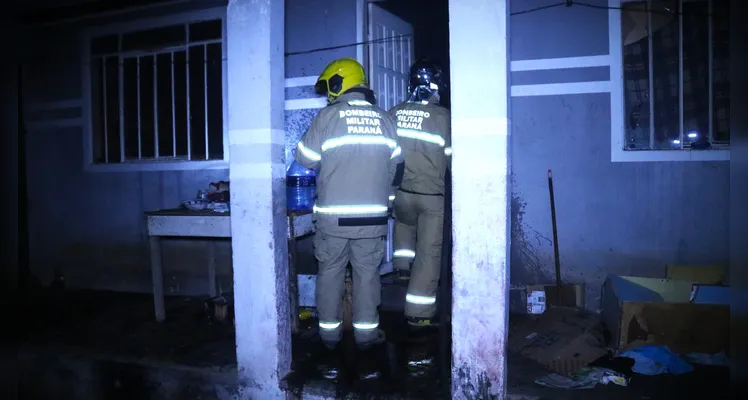 Agentes precisaram entrar na casa para apagar o fogo.