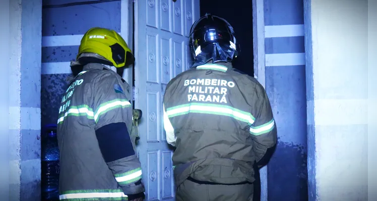 Agentes dos Bombeiros durante a ocorrência no bairro Neves.