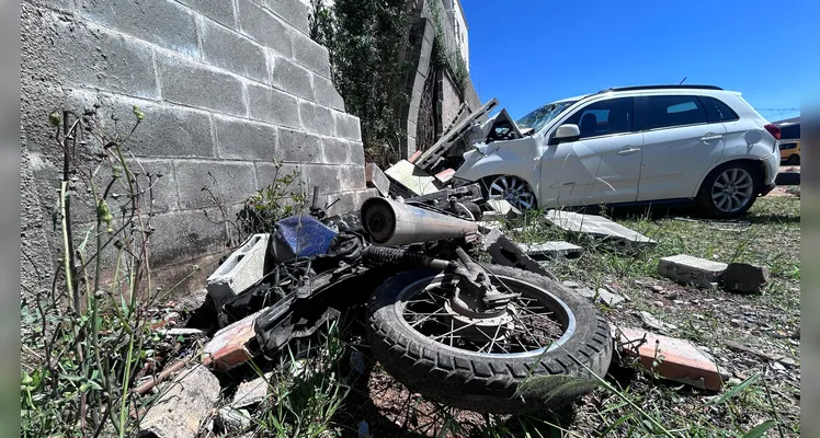 Motocicleta também foi atingida pelo carro.