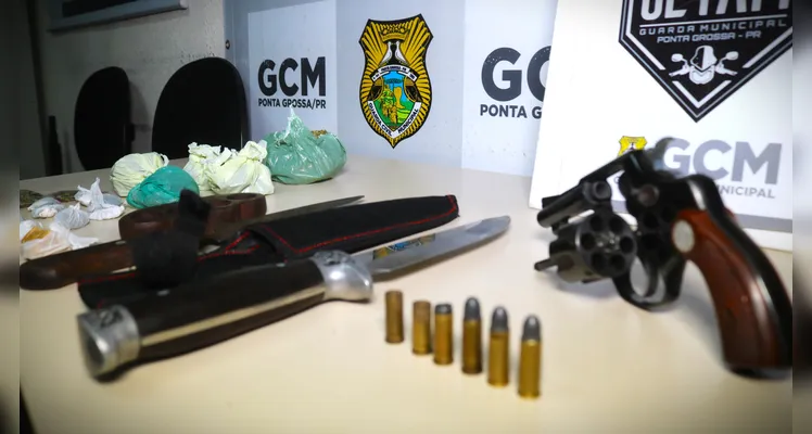 Armas, drogas e objetos foram apreendidos na região de Oficinas.