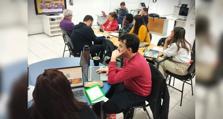 Alunos da UEPG checam informações em debate do Grupo aRede