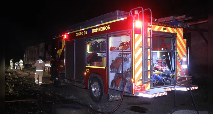 Corpo de Bombeiros foi acionado para controlar o incêndio.