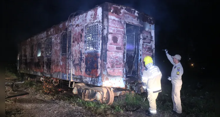 Havia entulho e madeira dentro da estrutura incendiada.