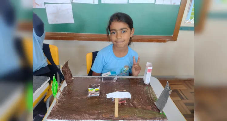 Parte das atividades da turma envolveu a montagem de maquetes representando os locais pesquisados durante a aula.