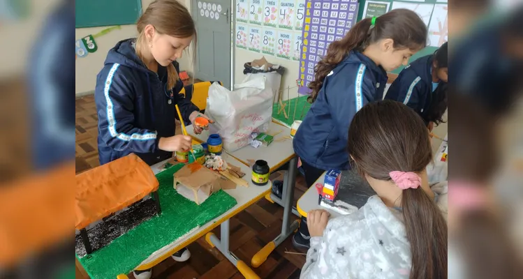 Parte das atividades da turma envolveu a montagem de maquetes representando os locais pesquisados durante a aula.