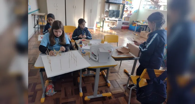 Parte das atividades da turma envolveu a montagem de maquetes representando os locais pesquisados durante a aula.