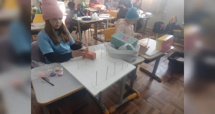 Parte das atividades da turma envolveu a montagem de maquetes representando os locais pesquisados durante a aula.