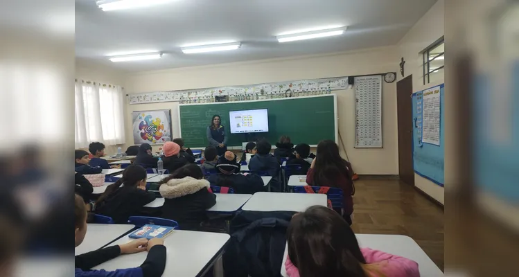 A realização de pesquisas e visualização de conteúdos sobre o tema abordado em sala foi parte das ações realizadas pelos educandos.