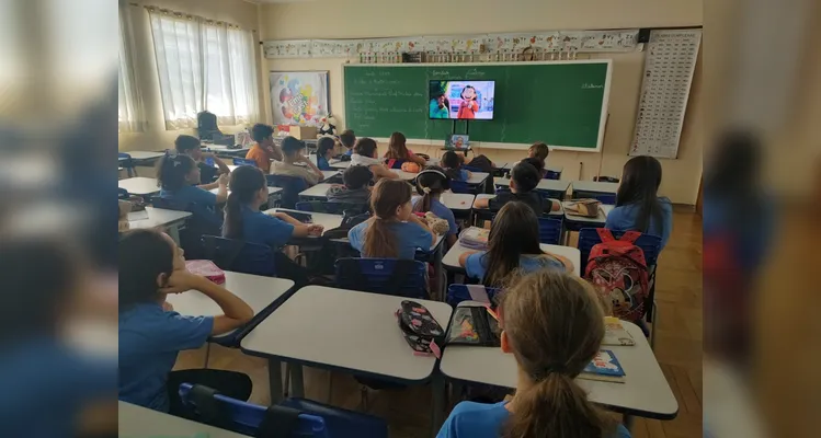 A realização de pesquisas e visualização de conteúdos sobre o tema abordado em sala foi parte das ações realizadas pelos educandos.