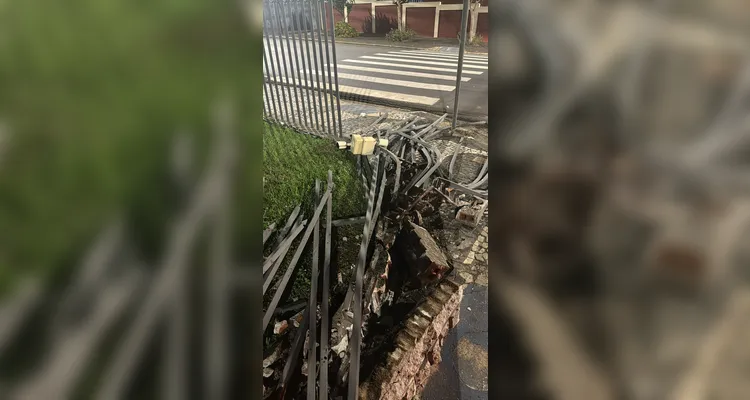 Vídeo mostra momento em que carro colide contra gradil em PG