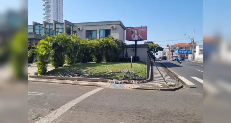 Vídeo mostra momento em que carro colide contra gradil em PG