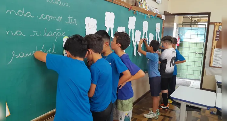 Uma das atividades realizadas pela turma envolveu uma dinâmica com elogios escritos pelos educandos para os colegas.