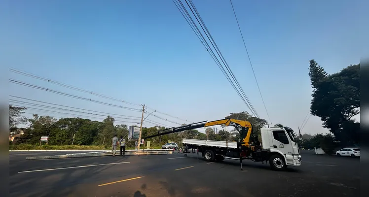 Ao tentar fazer o retorno para se dirigir ao estabelecimento, a carga caiu na pista.