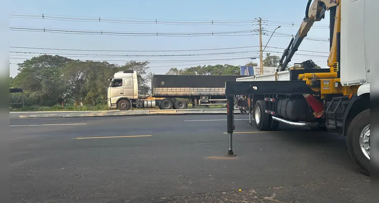 Ao tentar fazer o retorno para se dirigir ao estabelecimento, a carga caiu na pista.