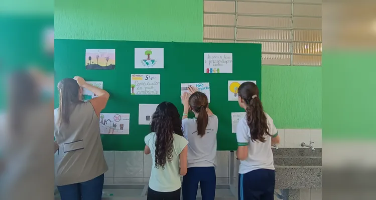 O resultado do trabalho da turma foi exposto em um mural da escola.