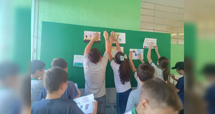 O resultado do trabalho da turma foi exposto em um mural da escola.