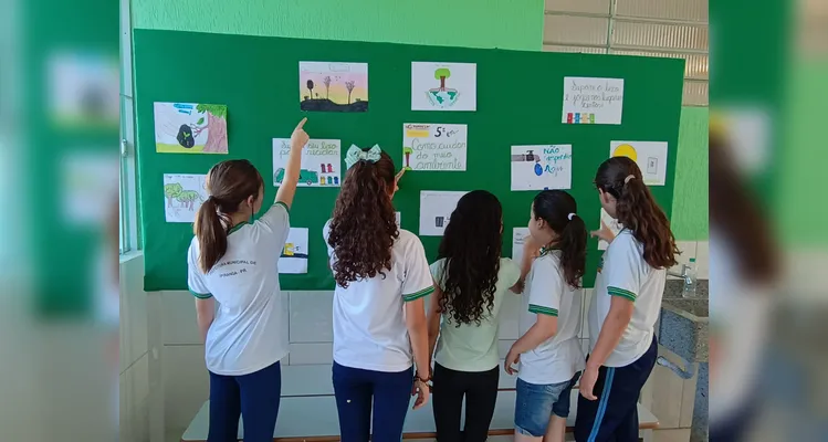 O resultado do trabalho da turma foi exposto em um mural da escola.