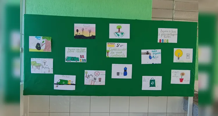 O resultado do trabalho da turma foi exposto em um mural da escola.