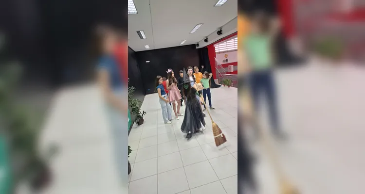 A turma se envolveu na preparação dos ensaios, montagem do cenário e organização geral da apresentação.