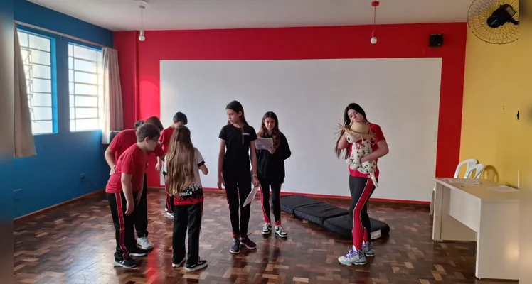 A turma se envolveu na preparação dos ensaios, montagem do cenário e organização geral da apresentação.