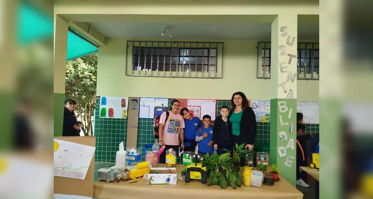 Os alunos se engajaram em diversas atividades, como a confecção de cartazes e a realização de palestras.