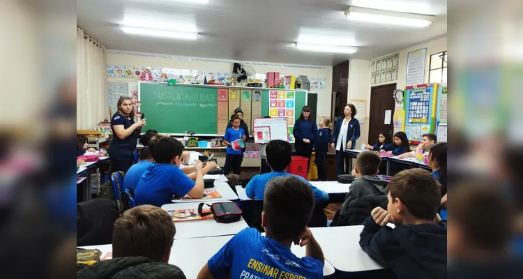 Os alunos se engajaram em diversas atividades, como a confecção de cartazes e a realização de palestras.