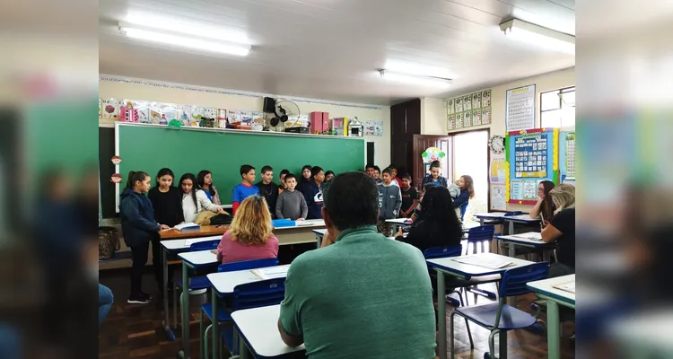 Os alunos se engajaram em diversas atividades, como a confecção de cartazes e a realização de palestras.