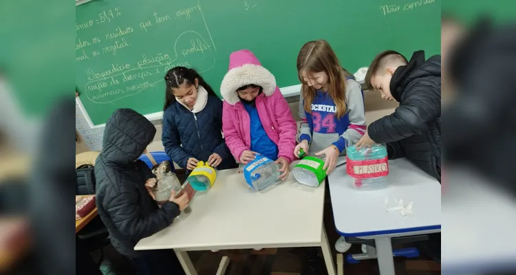 Os alunos se engajaram em diversas atividades, como a confecção de cartazes e a realização de palestras.