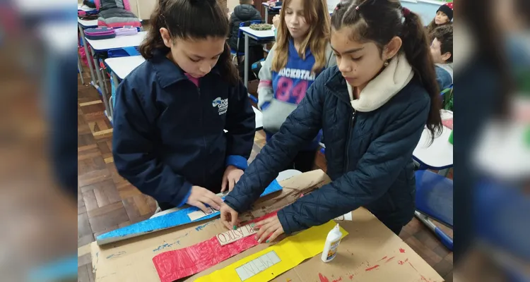 Os alunos se engajaram em diversas atividades, como a confecção de cartazes e a realização de palestras.