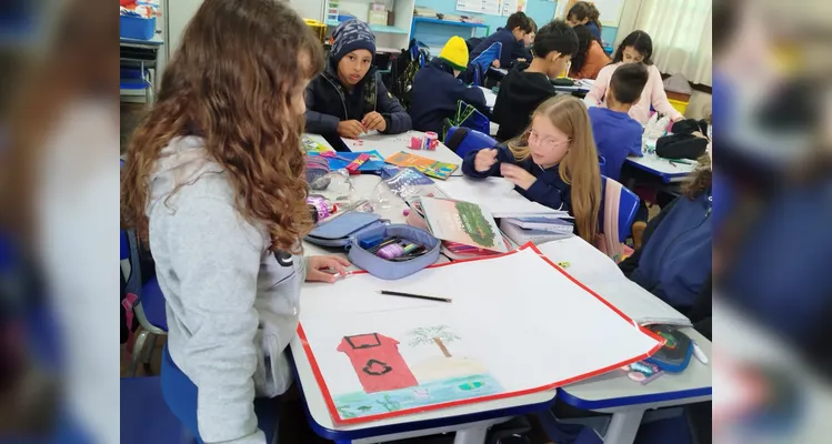 Os alunos se engajaram em diversas atividades, como a confecção de cartazes e a realização de palestras.