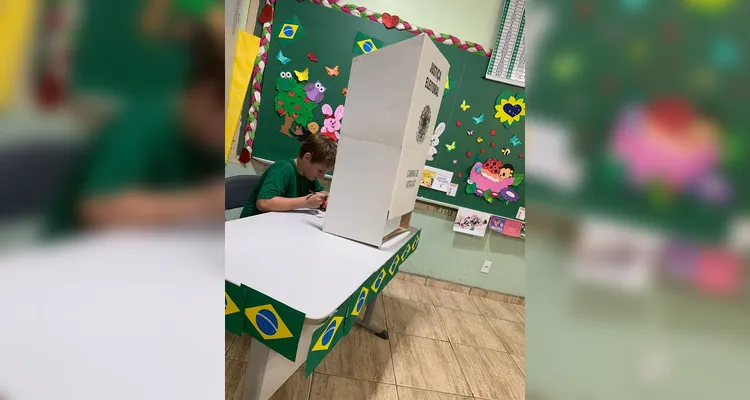 Os educandos realizaram diversos estudos e organizaram a simulação de uma eleição.