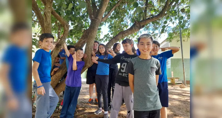 A turma também realizou uma saída aos arredores da sala de aula para ter um momento de contato com a natureza.