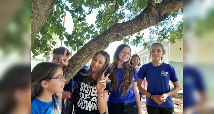 A turma também realizou uma saída aos arredores da sala de aula para ter um momento de contato com a natureza.