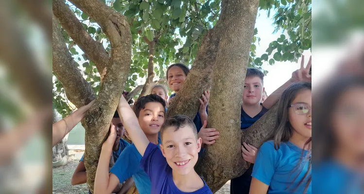 A turma também realizou uma saída aos arredores da sala de aula para ter um momento de contato com a natureza.