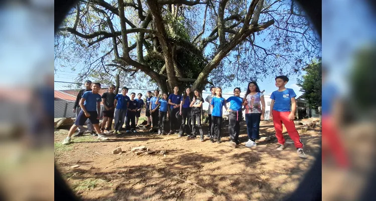 A turma também realizou uma saída aos arredores da sala de aula para ter um momento de contato com a natureza.