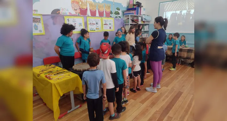 Os alunos realizaram diversas atividades, como pesquisas, uma conversa com uma convidada especial e a apresentação de todo o conteúdo aos pais e colegas da escola durante a realização de uma feira cultural.