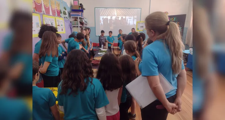 Os alunos realizaram diversas atividades, como pesquisas, uma conversa com uma convidada especial e a apresentação de todo o conteúdo aos pais e colegas da escola durante a realização de uma feira cultural.