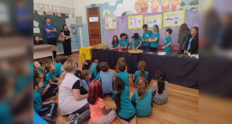 Os alunos realizaram diversas atividades, como pesquisas, uma conversa com uma convidada especial e a apresentação de todo o conteúdo aos pais e colegas da escola durante a realização de uma feira cultural.