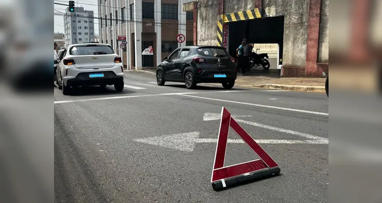 Carro freia para não atingir pedestre e outro colide na traseira em PG