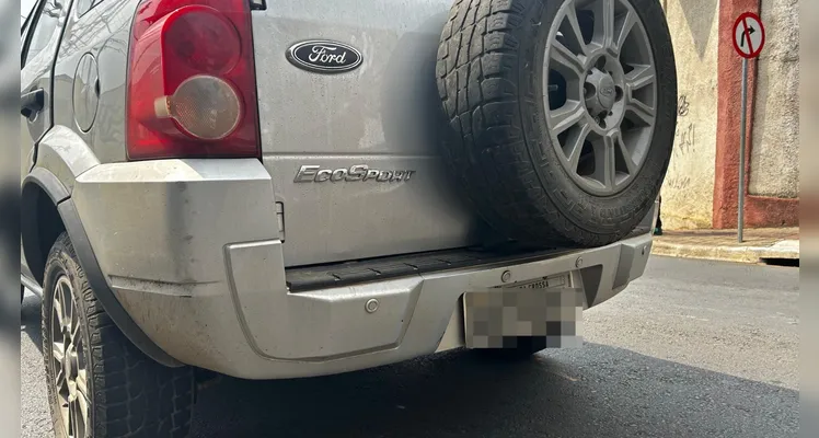 Carro freia para não atingir pedestre e outro colide na traseira em PG