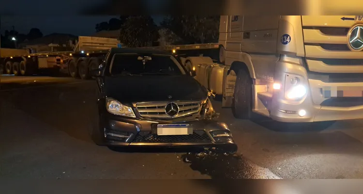 Carro e caminhão se envolvem em acidente na Vila Marina em PG