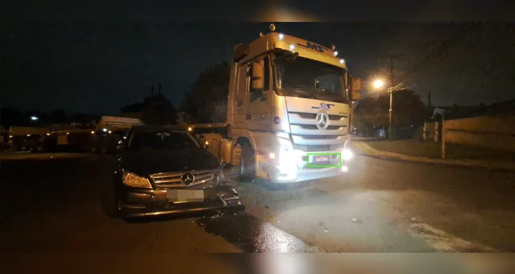 Carro e caminhão se envolvem em acidente na Vila Marina em PG