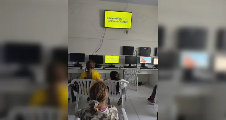 Tecnologia foi aliada dos educandos em sala de aula para trabalhar com os tópicos apresentados.