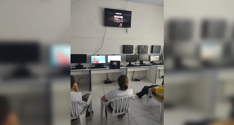 Tecnologia foi aliada dos educandos em sala de aula para trabalhar com os tópicos apresentados.