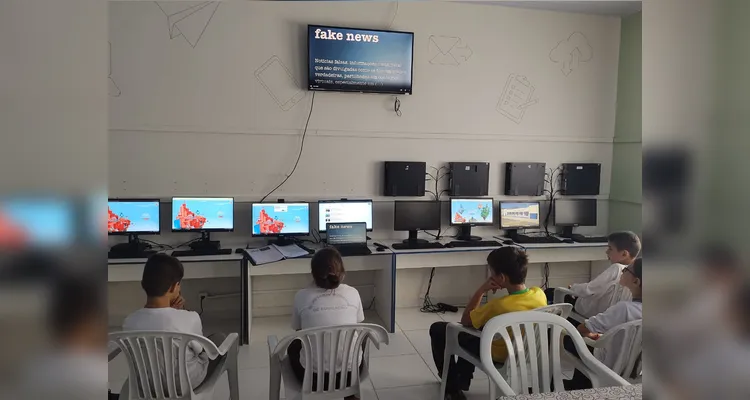 Tecnologia foi aliada dos educandos em sala de aula para trabalhar com os tópicos apresentados.