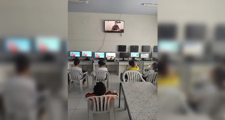 Tecnologia foi aliada dos educandos em sala de aula para trabalhar com os tópicos apresentados.