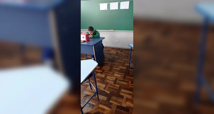 A simulação realizada em sala de aula contou com diversos materiais e ferramentas, como aplicativo e a confecção dos "materiais de campanha" das chapas concorrentes.