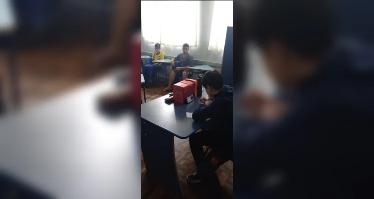 A simulação realizada em sala de aula contou com diversos materiais e ferramentas, como aplicativo e a confecção dos "materiais de campanha" das chapas concorrentes.