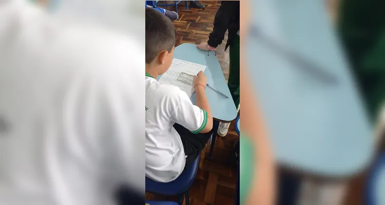 A simulação realizada em sala de aula contou com diversos materiais e ferramentas, como aplicativo e a confecção dos "materiais de campanha" das chapas concorrentes.